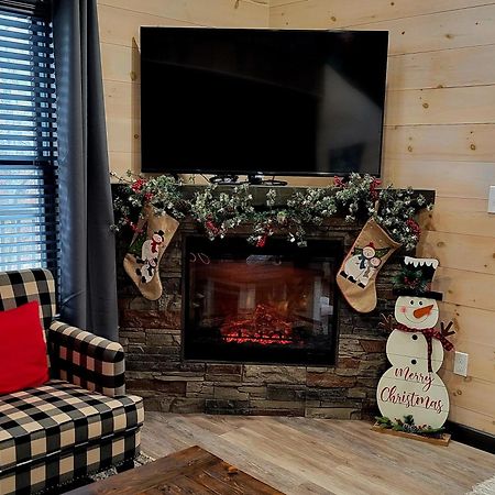 Lil Cabin In The Cove! Mtn Views, Theater, Hot Tub, Games, King Beds, Prime Location! Сивиървил Екстериор снимка