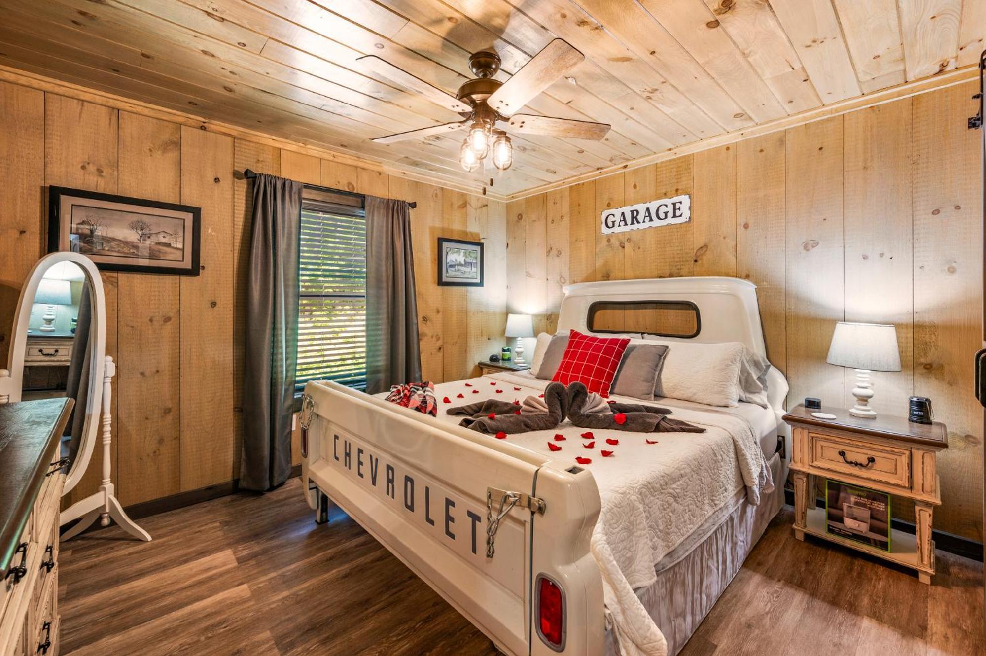 Lil Cabin In The Cove! Mtn Views, Theater, Hot Tub, Games, King Beds, Prime Location! Сивиървил Екстериор снимка
