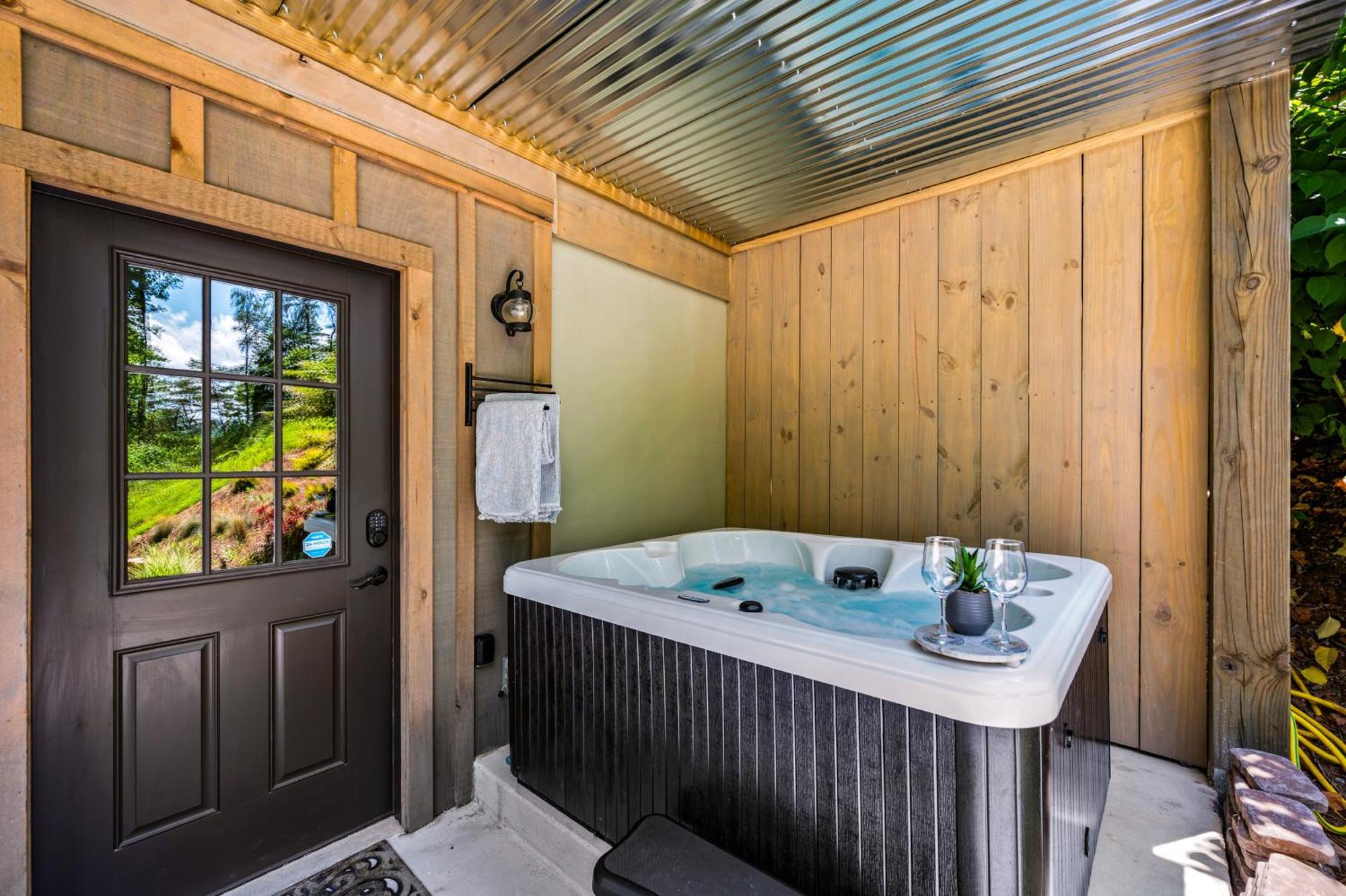 Lil Cabin In The Cove! Mtn Views, Theater, Hot Tub, Games, King Beds, Prime Location! Сивиървил Екстериор снимка