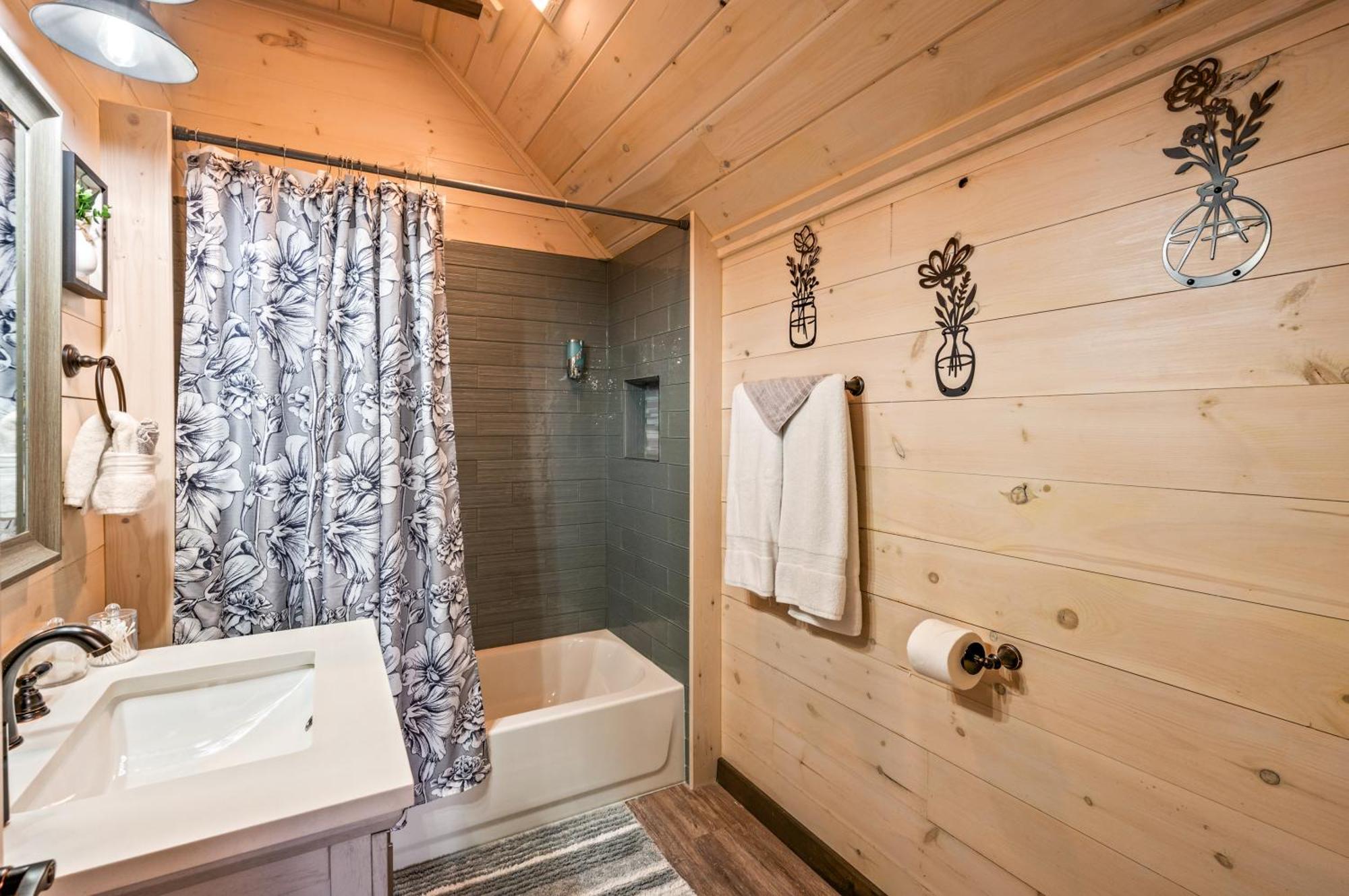 Lil Cabin In The Cove! Mtn Views, Theater, Hot Tub, Games, King Beds, Prime Location! Сивиървил Екстериор снимка