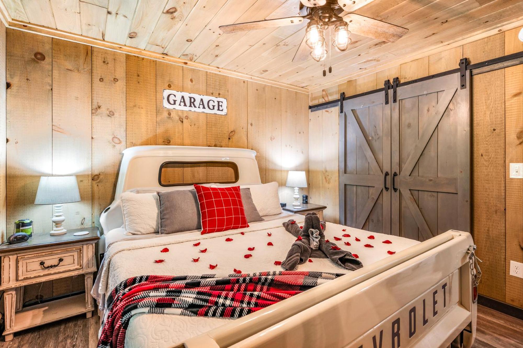 Lil Cabin In The Cove! Mtn Views, Theater, Hot Tub, Games, King Beds, Prime Location! Сивиървил Екстериор снимка