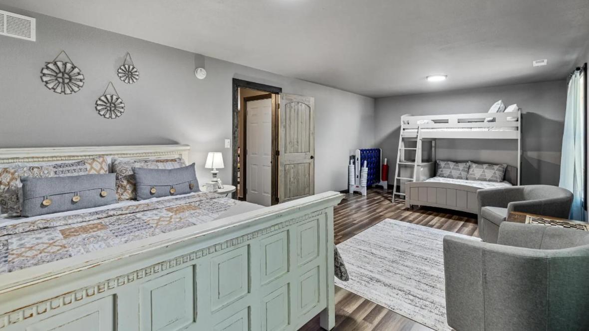 Lil Cabin In The Cove! Mtn Views, Theater, Hot Tub, Games, King Beds, Prime Location! Сивиървил Екстериор снимка