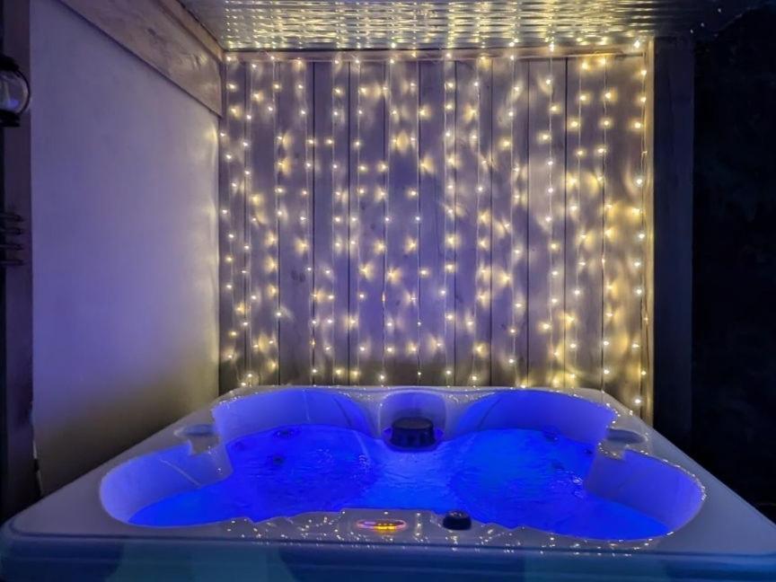 Lil Cabin In The Cove! Mtn Views, Theater, Hot Tub, Games, King Beds, Prime Location! Сивиървил Екстериор снимка